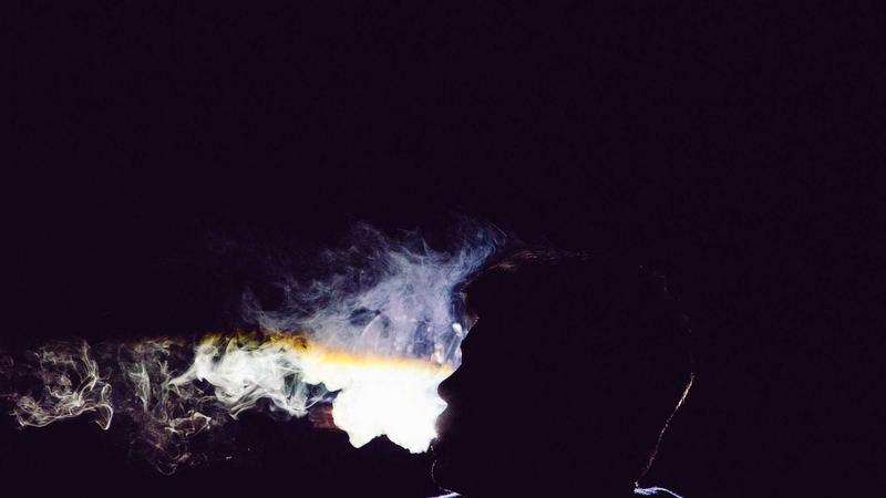 导演椅与监视器构成的片场一角